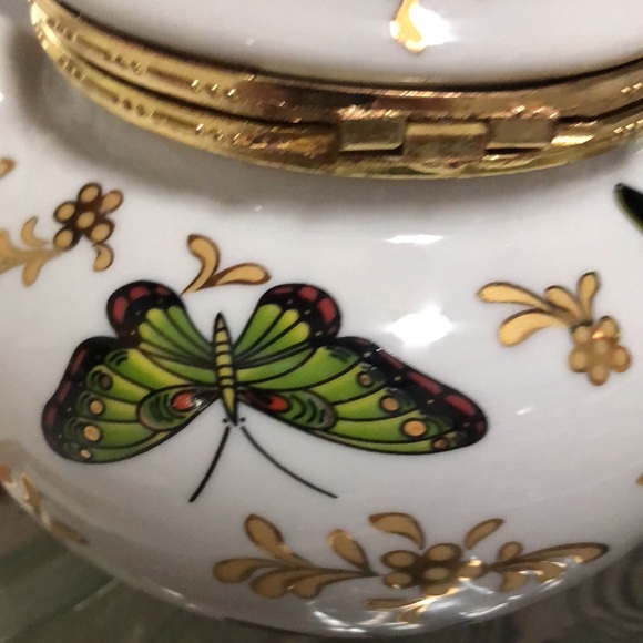 Beautiful “teapot”-really a “ catch all” for tea, bags, packets of sugar, etc. - Picture 6 of 7